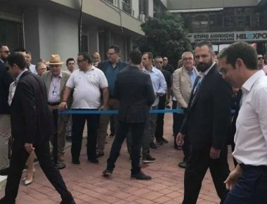ΔΕΘ: Δώρισαν φανέλα του Αντετοκούνμπο σε Τσίπρα, Ρος και Πάιατ